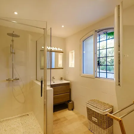 Des Cigales Vue Avec Piscine/proche